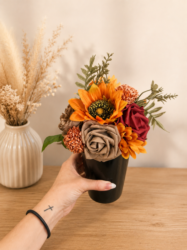 Insert plastique pour vase de cimetière.