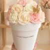 2921BA9E-D71A-436A-B104-8E599E6AD84F Pot avec roses artificielles.