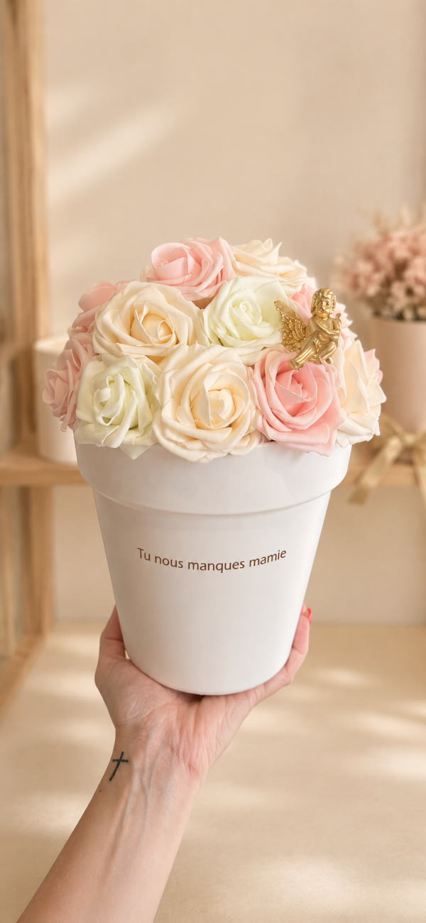 2921BA9E-D71A-436A-B104-8E599E6AD84F Pot avec roses artificielles.