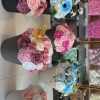 665069507_948896537773253_1248311388707265688_n Pot avec roses artificielles.