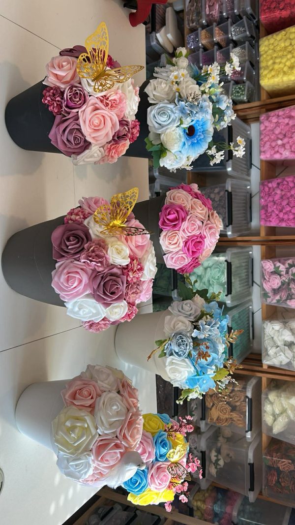 665069507_948896537773253_1248311388707265688_n Pot avec roses artificielles.
