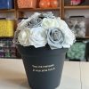 671184238_842115255601243_4505470804148164593_n Pot avec roses artificielles.