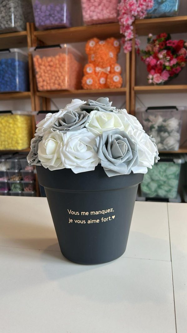 671184238_842115255601243_4505470804148164593_n Pot avec roses artificielles.