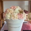 682564786_1290179542592114_6664395957289307074_n Pot avec roses artificielles.