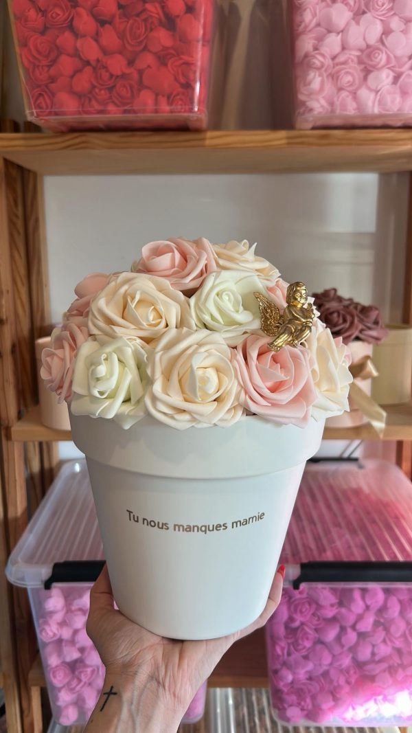 682564786_1290179542592114_6664395957289307074_n Pot avec roses artificielles.
