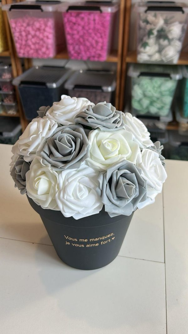 684142953_2378753525943053_3176190160124620048_n Pot avec roses artificielles.
