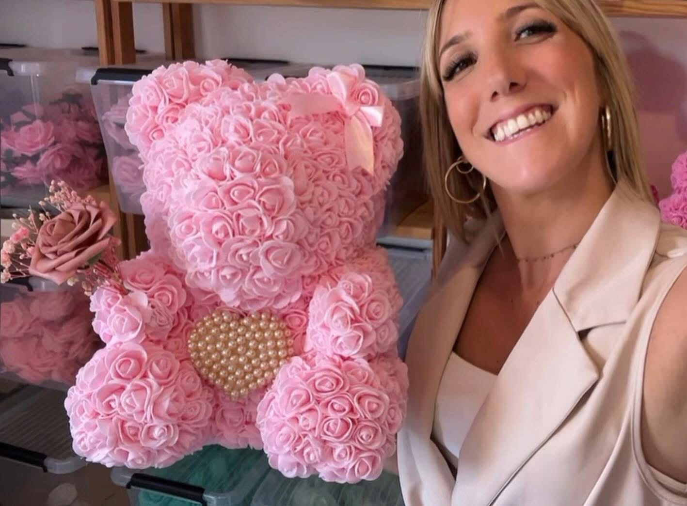 Créations florales artisanales FlorOwen : Soizic avec un nounours en roses artificielles